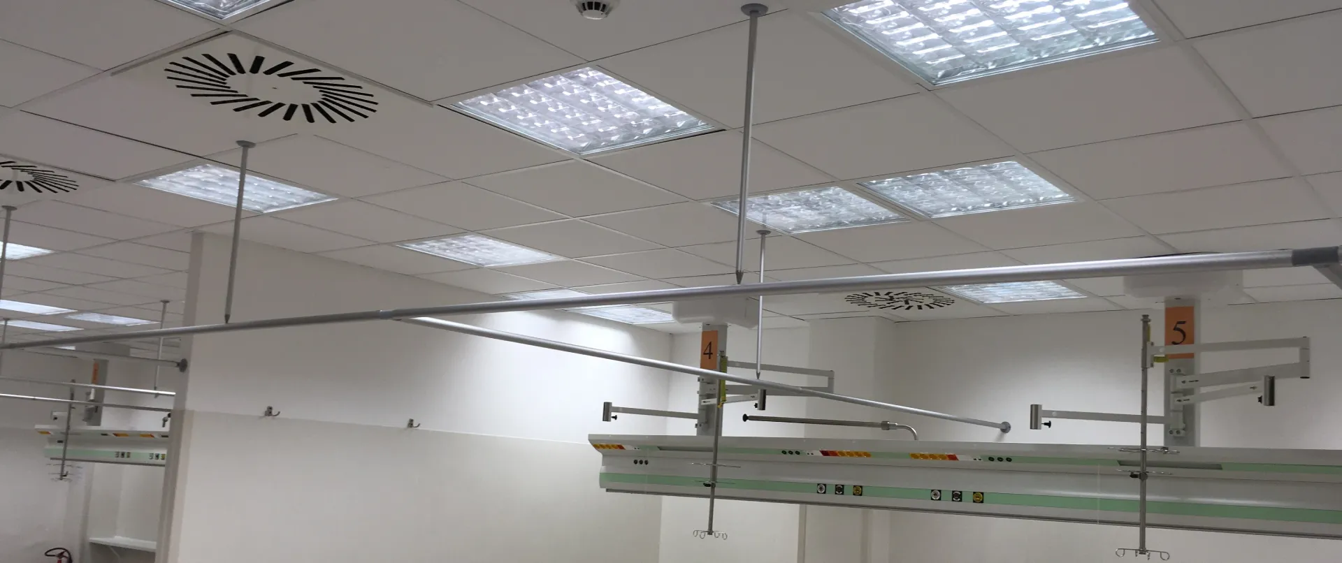 Referenční fotografie systému zástěn instalovaného ve Fakultní nemocnici Bulovka