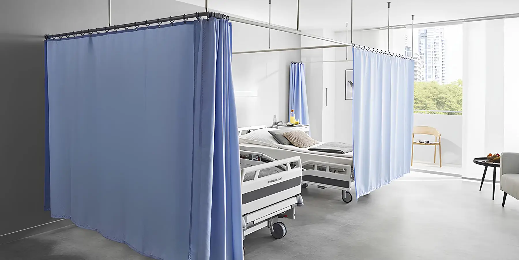 Nemocniční pokoj s lůžky a instalovaným systémem stropních zástěn